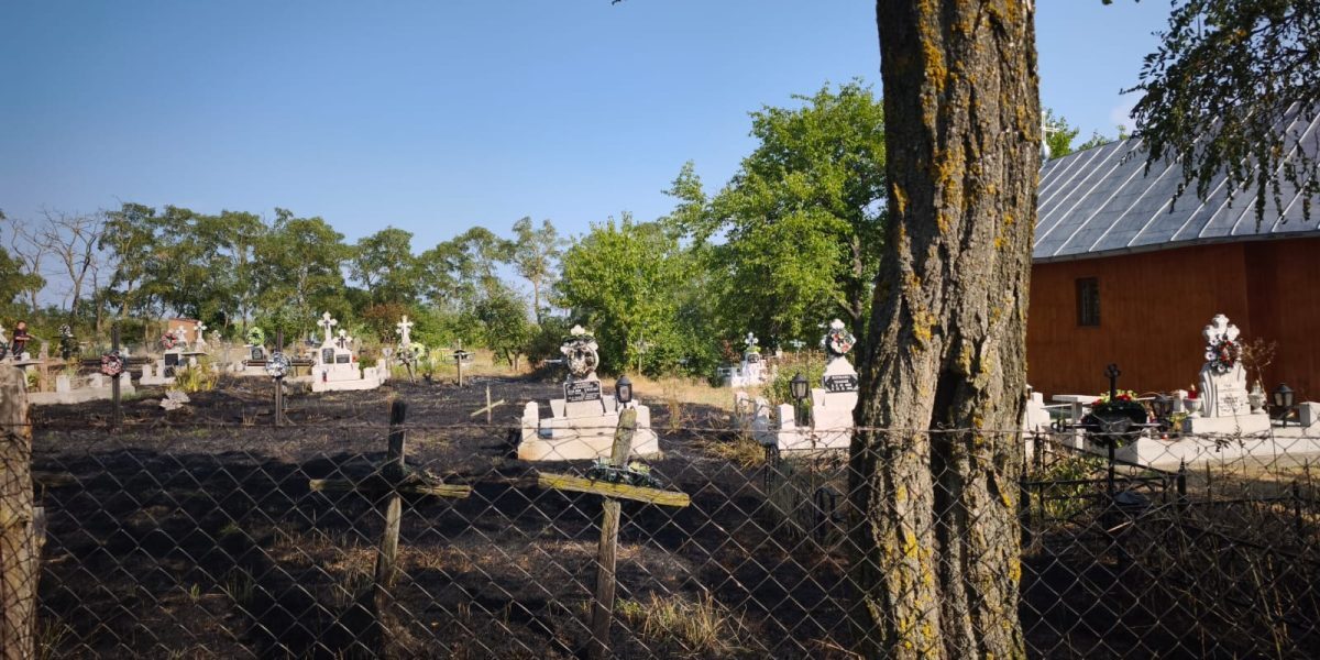 Botoșani: Cimitir în flăcări după o lumânare nesupravegheată