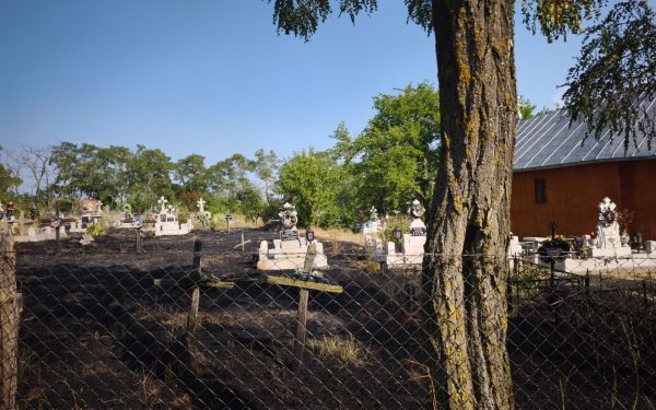 Botoșani: Cimitir în flăcări după o lumânare nesupravegheată