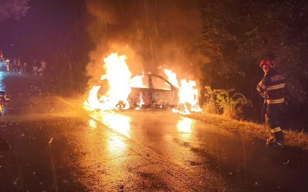 Incendiu Mașină: Tânăr scos incoerent după impact cu un copac în Argeș
