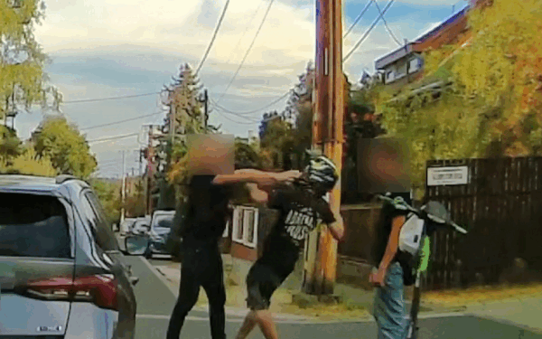 Autos furios, atac violent pe șosea pe un copil cu trotineta
