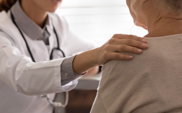 Români fără doctor de 10 ani: Banii și drumul lung, bariere