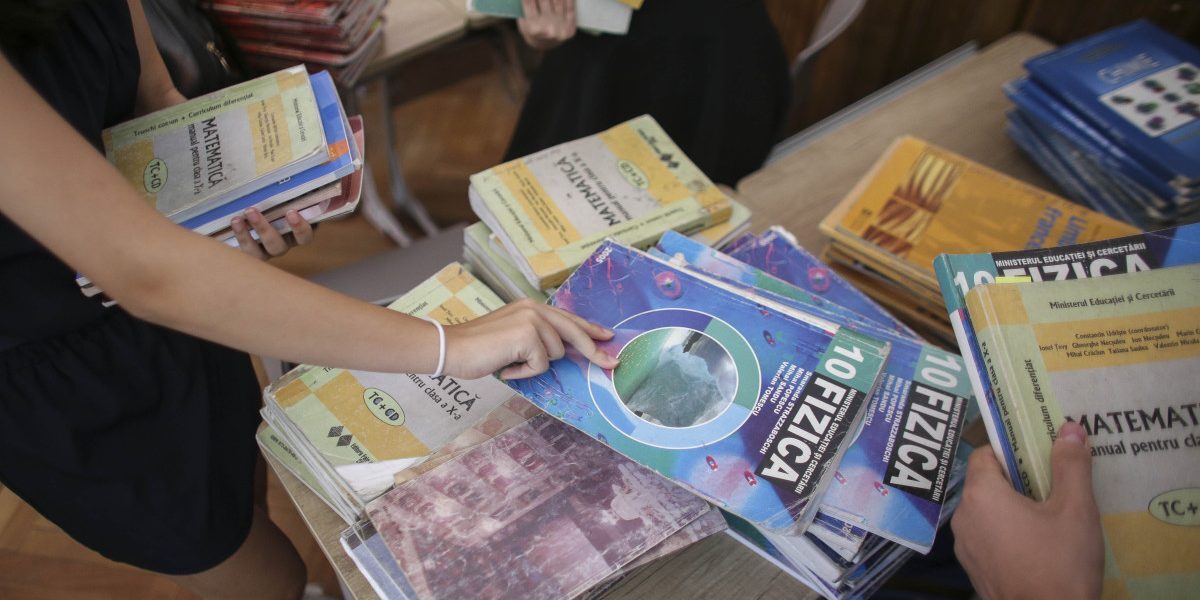 Liceu fără manuale: Elevii de clasa a IX-a așteaptă ediția digitală