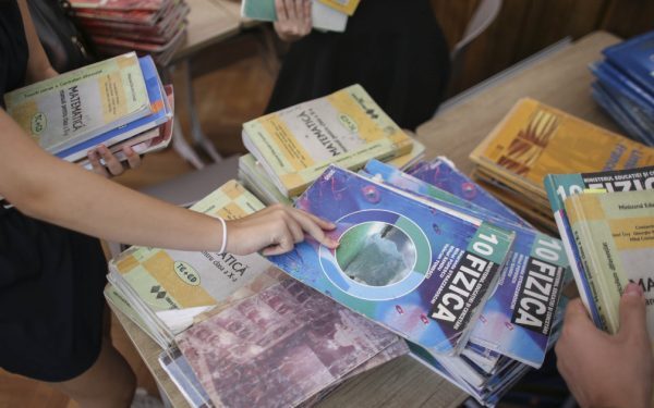 Liceu fără manuale: Elevii de clasa a IX-a așteaptă ediția digitală