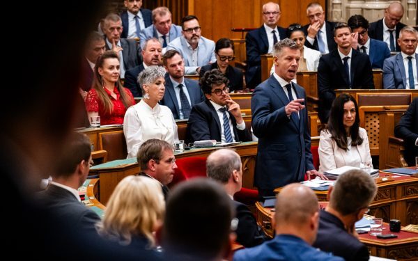 Magyar Peter, vorbele sale aprind Parlamentul: Dezbateri cruciale!