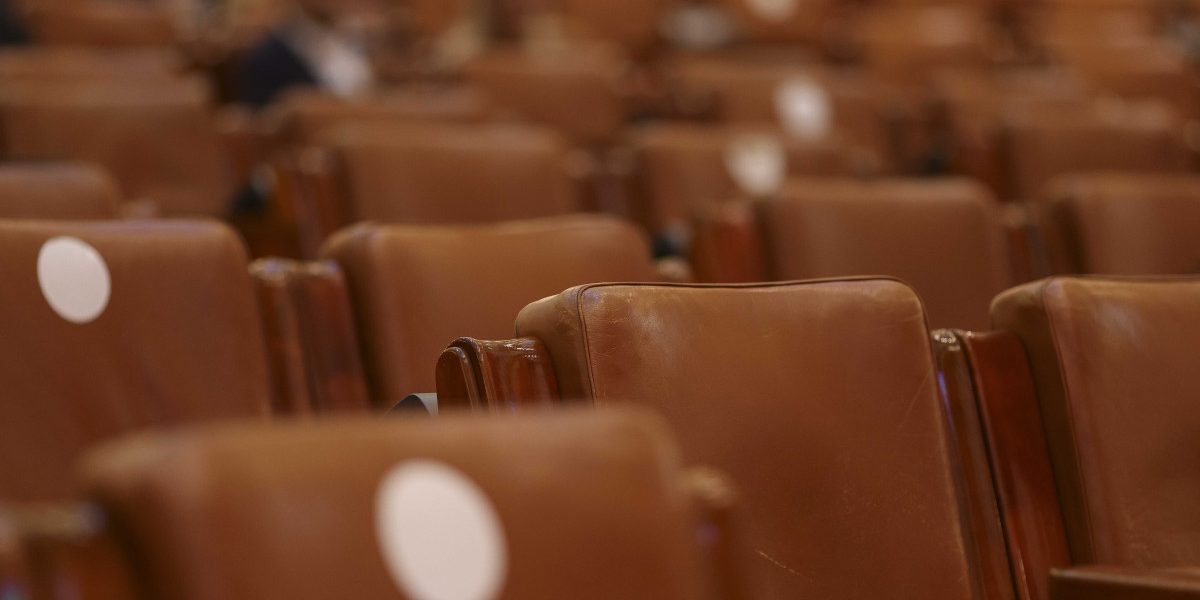 Deputații, chemați la vot în Parlament. Votul online, eliminat