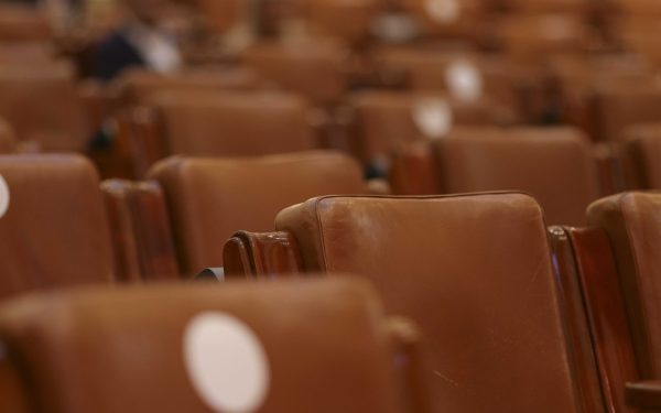 Deputații, chemați la vot în Parlament. Votul online, eliminat