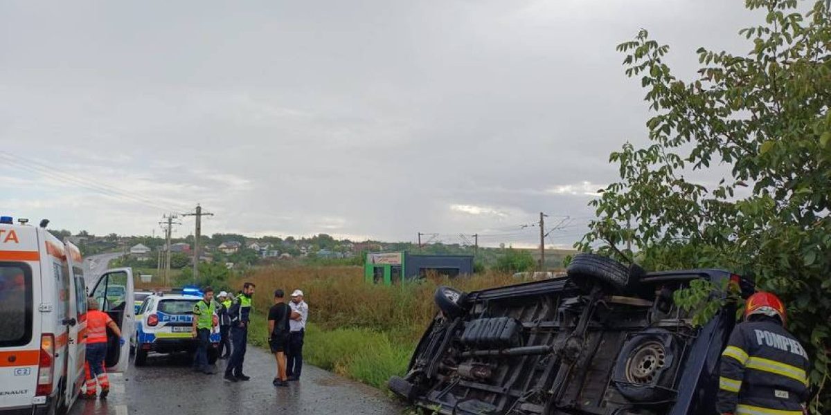 Accident grav la Sârca, Iași: șase oameni în microbuzul răsturnat, doi la spital