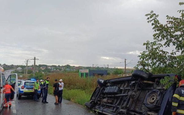 Accident grav la Sârca, Iași: șase oameni în microbuzul răsturnat, doi la spital