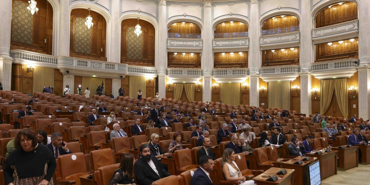 Traseism: 19 parlamentari, schimbări majore de grup în 5 luni. Cine pierde voturi