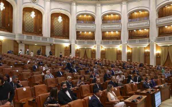 Traseism: 19 parlamentari, schimbări majore de grup în 5 luni. Cine pierde voturi