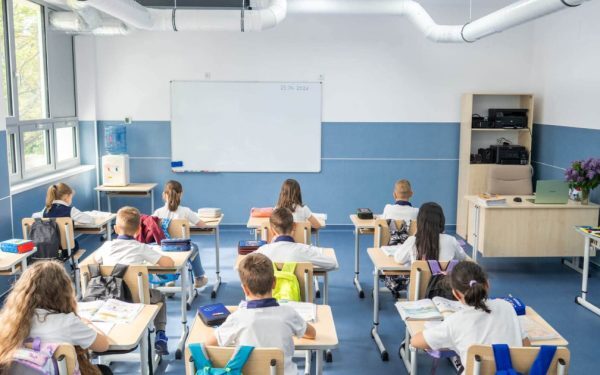 Bolojan: 2,5 mld euro în educație. Cum începe anul școlar