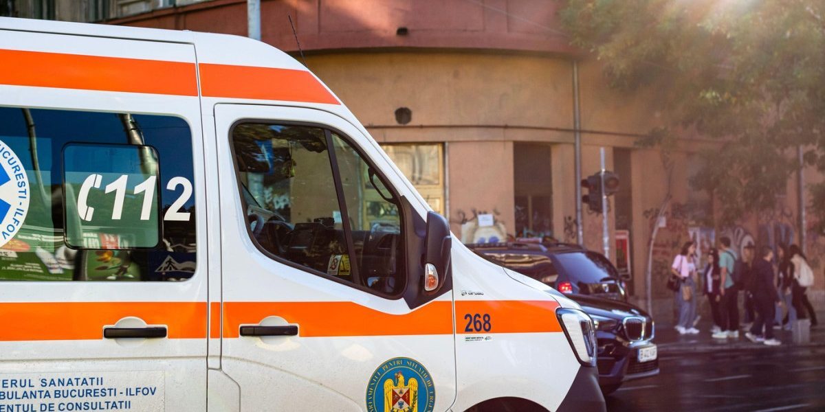 Ambulanțe nefinanțate: 17 județe în impas, apel la Președinte