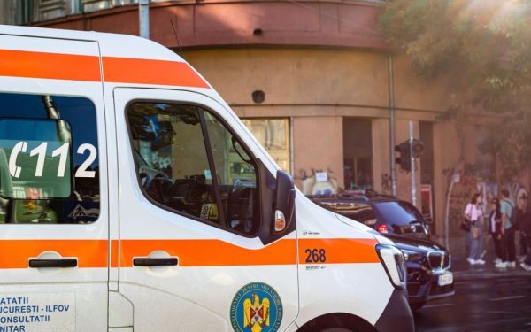 Ambulanțe nefinanțate: 17 județe în impas, apel la Președinte