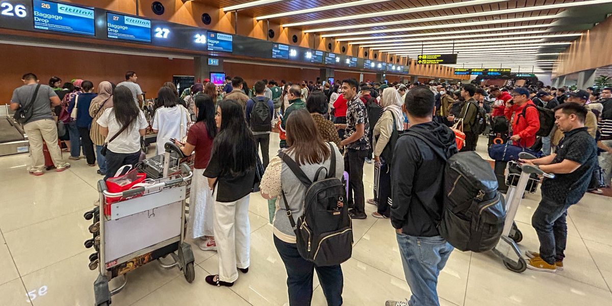 MAE avertizează românii din Indonezia, zeci de mii de pasageri blocați