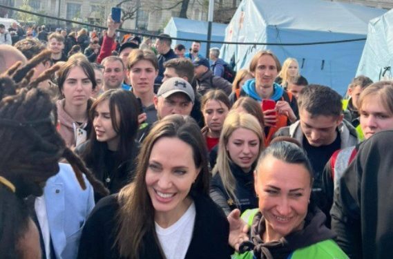 Jolie în Harkov: Vizită-surpriză la un club de box ucrainean