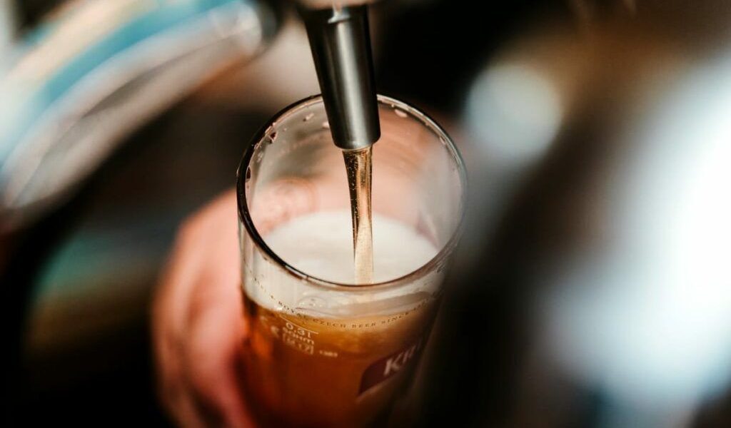 Alcoolul, cancerul se dublează: 20.000 de români mor anual