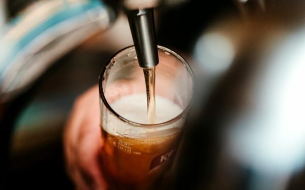 Alcoolul, cancerul se dublează: 20.000 de români mor anual