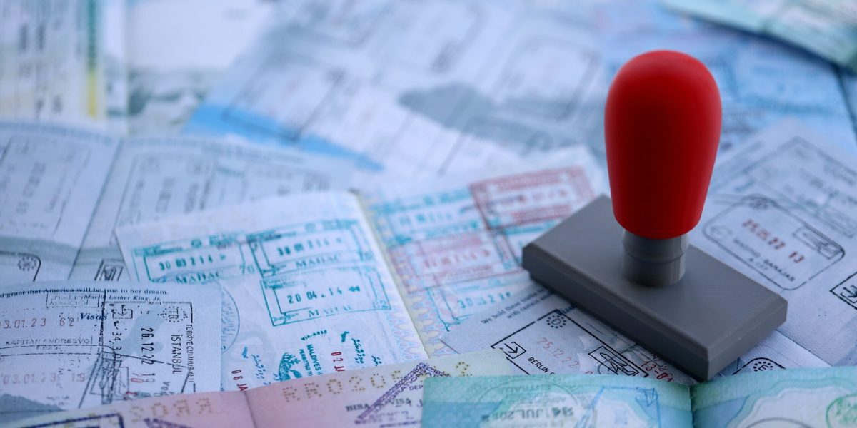 Cei Trei Oameni Care Călătoresc Fără Pașaport