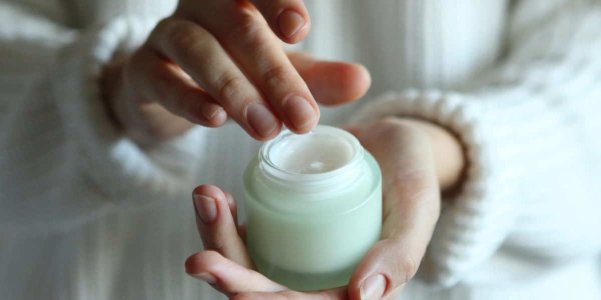 Farmaciile, pline de creme: Cum protejezi pielea când frigul bate