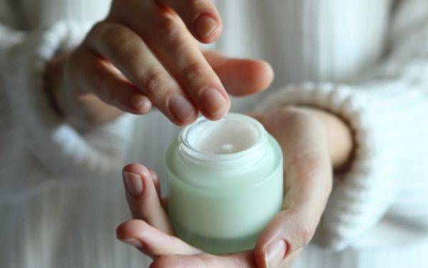 Farmaciile, pline de creme: Cum protejezi pielea când frigul bate