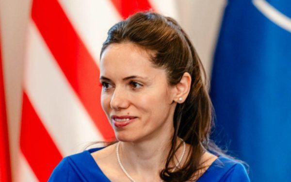 Mirabela Grădinaru, candidată la prezidențiale. Băsescu: „A învățat mersul pe covoare”