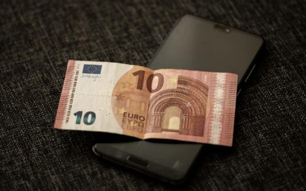 Bani digitali fără dobândă? Economiști: risc pentru cei cu venituri mici