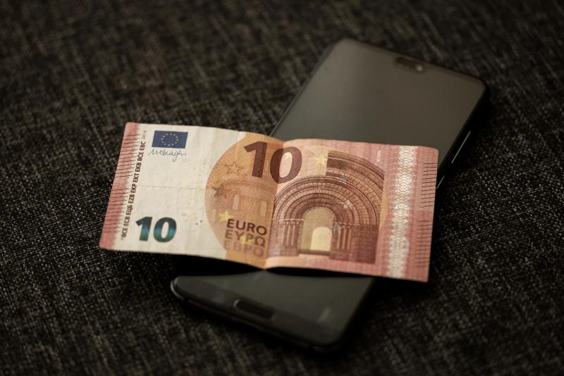 Bani digitali fără dobândă? Economiști: risc pentru cei cu venituri mici